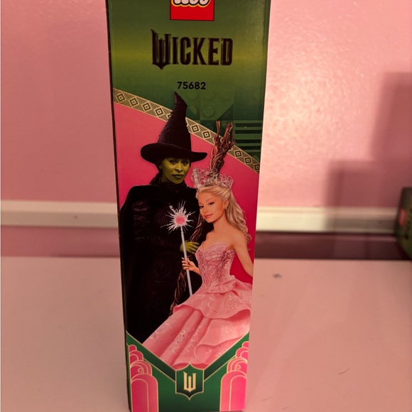 LEGO Wicked Welcome to Emerald City 945 pcs; Wicked, Elphaba & Glinda Figures - Picture 5 of 10